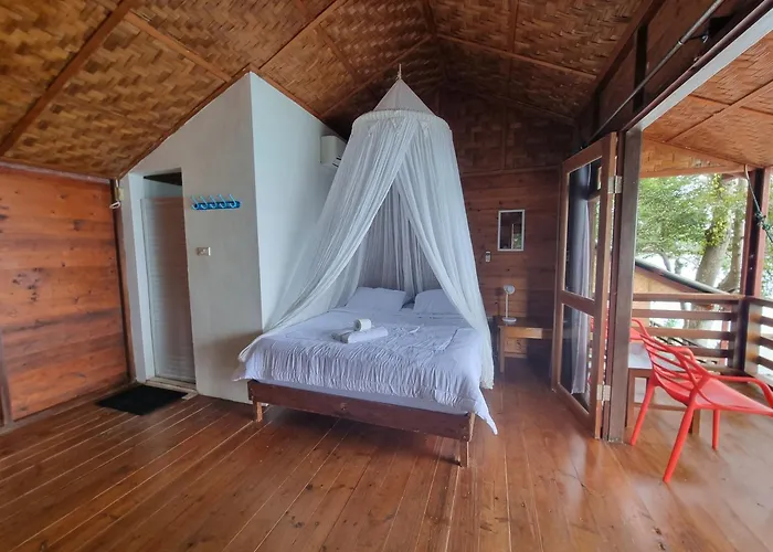 Treetop Guesthouse And Bungalows